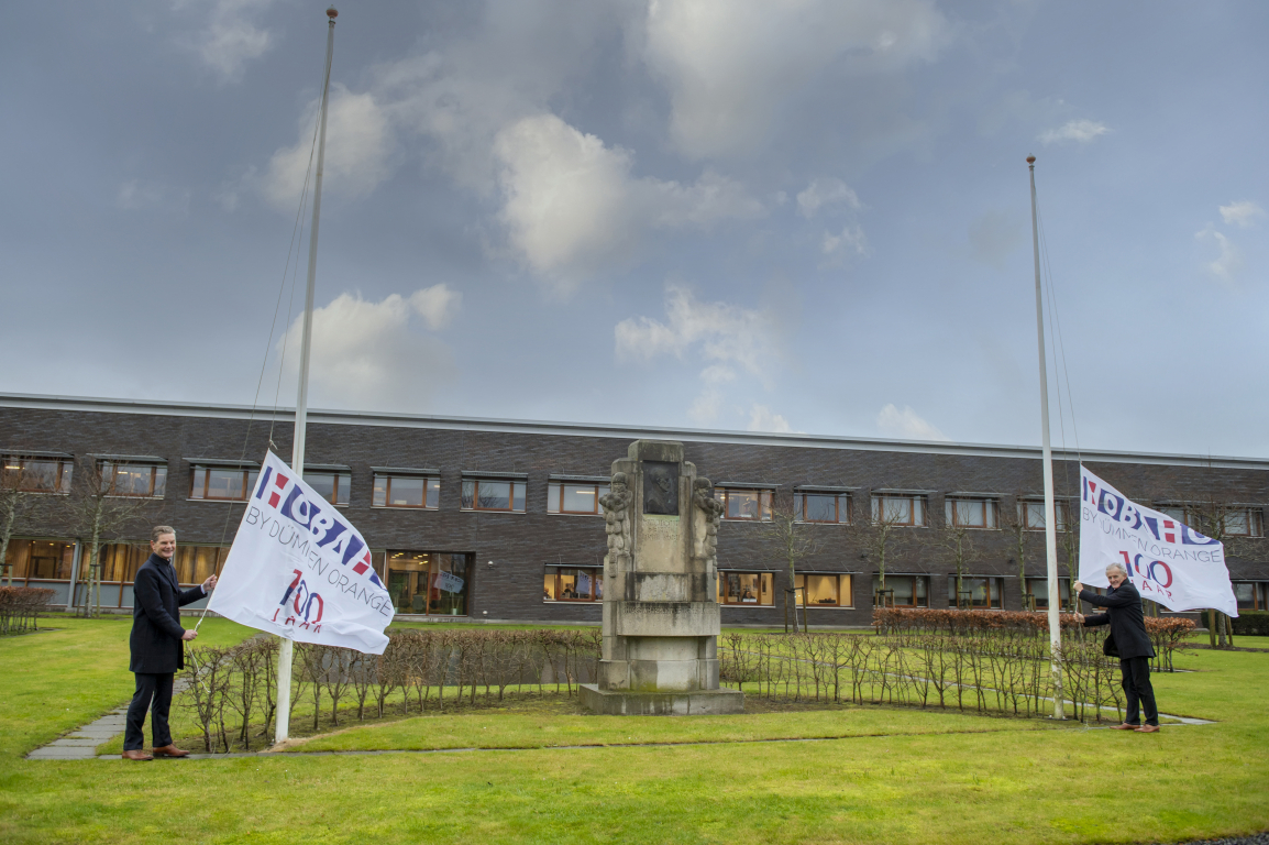 Directie hijst jubileum vlag