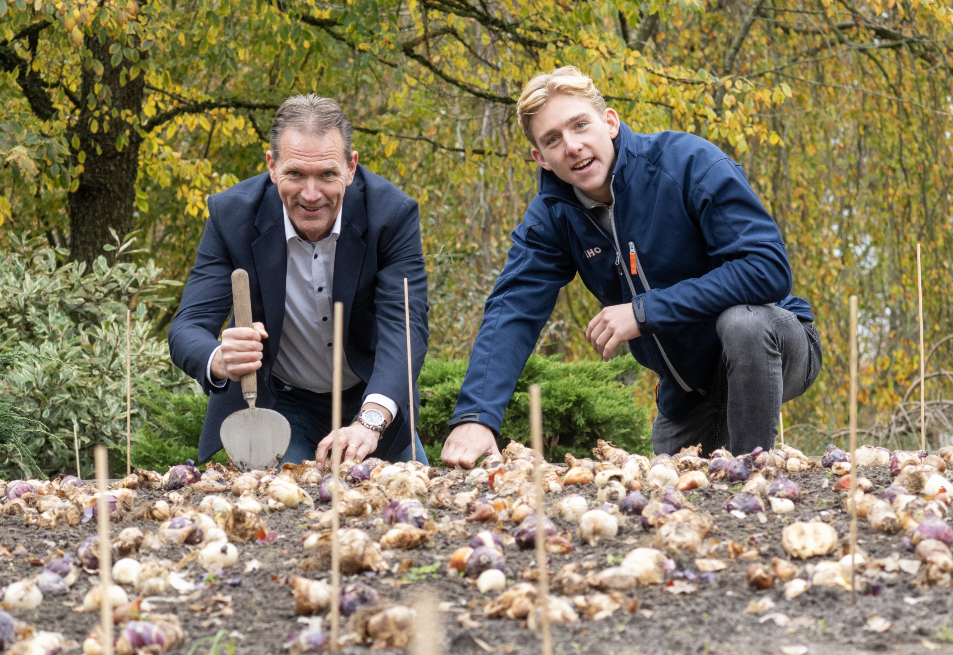 Nieuwe directeur Hobaho plant eerste bollen in Keukenhof